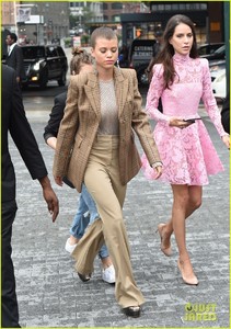 sofia-richie-ruffle-pink-dress-kors-show-08.thumb.jpg.f61ee556898793f8ae58e780fac998aa.jpg