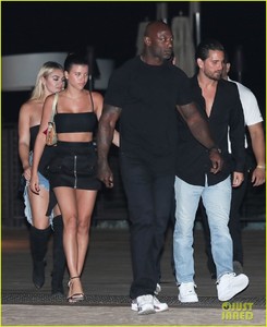sofia-richie-scott-disick-have-double-date-night-02.thumb.jpg.5f60cfabe52e47be2e3c5d653cbd8414.jpg