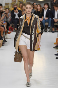 tods-rtw-spring-2019-milan-fashion-week-ffw-001(1).thumb.jpg.217df569e1bb204e05ee4fd54a547b7f.jpg