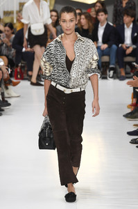tods-rtw-spring-2019-milan-fashion-week-ffw-006(1).thumb.jpg.0cea882e9f6e7fdd002c95d8fe63e879.jpg