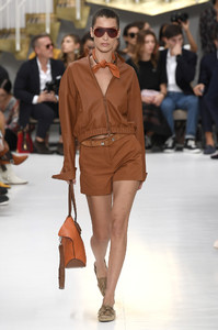 tods-rtw-spring-2019-milan-fashion-week-ffw-037(1).thumb.jpg.74380b2a44af7087af228cc050be07b3.jpg