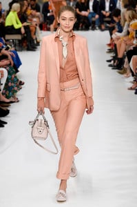 tods-rtw-spring-2019-milan-fashion-week-ffw-038(1).thumb.jpg.464b2c6a68a61f0a90a3042065aae0c2.jpg