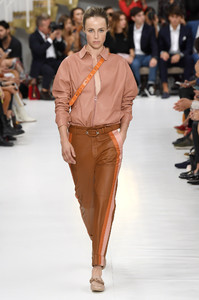 tods-rtw-spring-2019-milan-fashion-week-ffw-041(1).thumb.jpg.d68e9ed070f129af240d3c0c1eac5397.jpg