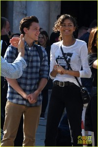 tom-holland-zendaya-pigeons-spider-man-set-09.jpg