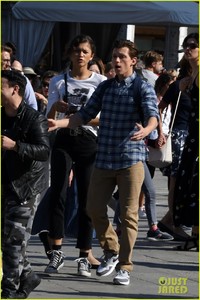 tom-holland-zendaya-pigeons-spider-man-set-10.jpg