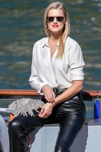 toni-garrn-out-in-paris-8_thumbnail.jpg