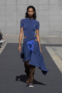 unravel-rtw-spring-2019-paris-fashion-week-pfw-003(1).thumb.jpg.d49d72240edd1117731ad86e5c94ab9f.jpg