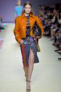 versace-spring-2019-milan-fashion-week-collection037(1).thumb.jpg.8250b73d01199b01081ee6dfba368ca6.jpg