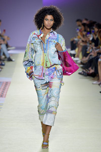 versace-spring-2019-milan-fashion-week-collection062(1).thumb.jpg.c919495c6f0d3652da3c8e8cf4a8b068.jpg