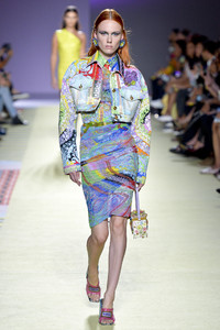 versace-spring-2019-milan-fashion-week-collection064(1).thumb.jpg.6d8d017c32042727a7bf9f24d9248fab.jpg