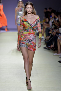 versace-spring-2019-milan-fashion-week-collection076(1).thumb.jpg.96abe814d8275157e9b182dba20d28bd.jpg
