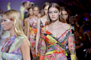 versace-spring-2019-milan-fashion-week-collection086(1).thumb.jpg.08af4e99c532c92ae8b0782859c191ed.jpg