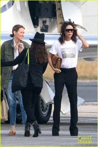 victoria-beckham-eva-longoria-jet-out-of-france-05.thumb.jpg.5852e4344518f41b1de94ef496c5d4af.jpg