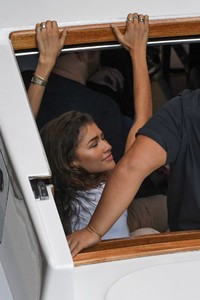 zendaya-coleman-venice-italy-09-27-2018-5.jpg