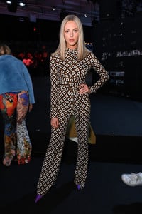 Shae+Marie+Moschino+X+H+Front+Row+-SiVSwnjW5_x.jpg