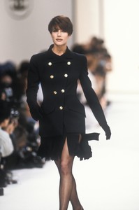 1030352039_Chanel1991WomenRTW20.thumb.jpg.4494835299c26104db847c14da52a933.jpg