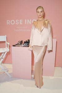 1055883721_RosieHuntingtonWhiteleyRoseIncbareMineralsbzCGQd7AfJdx.thumb.jpg.a306ebe9fdbf70e37822a0c68df50925.jpg