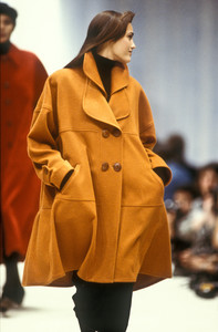 1058117807_Fendi1987WomenRTW33.thumb.jpg.ca7efb17e796dc9c21f1b0181689068a.jpg