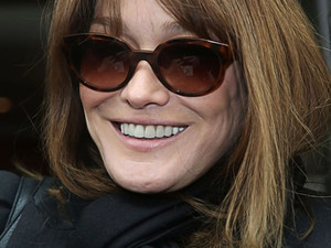 Carla-Bruni-Sarkozy-quitte-la-statio xact1024x768_l copy.jpg