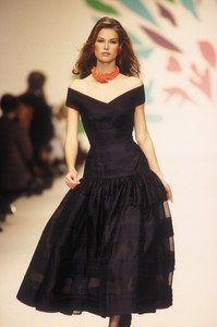 113060276_OscardelaRenta1993WomenRTW64.thumb.jpg.be3b7ee7daab6efc315c936be387e196.jpg