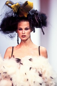 1134201735_JohnGalliano1993WomenRTW71.thumb.jpg.8a2f3a991188695bf767f33b85b63f21.jpg