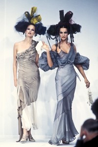 1145149296_JohnGalliano1993WomenRTW129.thumb.jpg.300886c5aa2c3128b7b14f5af9dd4307.jpg