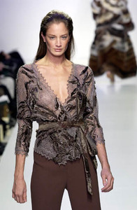 1151160572_ValentinYudashkinFW2001PFW21.thumb.jpg.5e24f18150147461ef46a9c3c7bd24bb.jpg