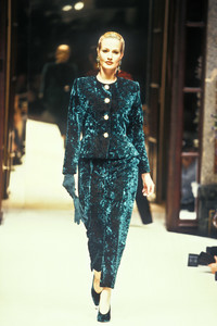 1201301517_Givenchy1993HauteCouture44.thumb.jpg.83b35816973d65e94c653a3c6705eb5c.jpg