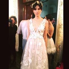 12939f936857b46164f4cc00d5111531--javier-wedding-gowns.jpg.6019bb6e0e71cc447ab7b5af07548b33.jpg