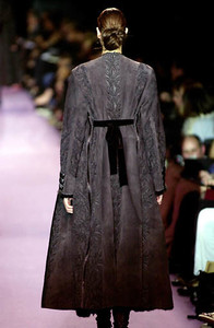 1307694879_YvesSaintLaurentFW2001PFW17.thumb.jpg.14899d4d64b2d0deafb9ba1c50f0750e.jpg