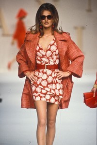 1323956947_Valentino1991WomenRTW12.thumb.jpg.6eaa7ec86841067170d2f833eed36077.jpg