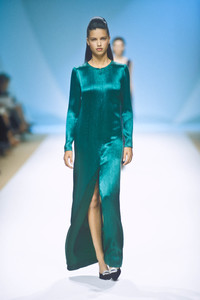 1336291457_PierreBalmain1999HauteCouture112.thumb.jpg.01324e8e6df1ac89c65edfd20fbecd45.jpg