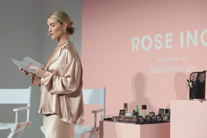 1411864872_RosieHuntingtonWhiteleyRoseIncbareMineralslkw-_AhzATtx.thumb.jpg.c2cb456619a7b9929a556b354d1d55de.jpg