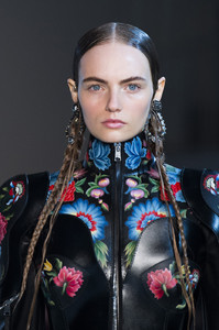 Alexander+McQueen+Spring+2019+Details+2rWtky2SHZ3x.jpg