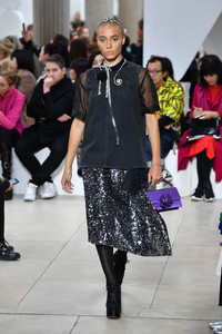 1484641375_AdwoaAboahMiuMiuRunwayParisFashionWeekQnjpDyfna2_x.thumb.jpg.ef7bb2e604a0b991b08aec3806302455.jpg