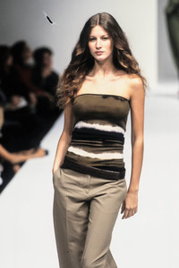 1516189956_MaxMara1999WomenRTW26.thumb.jpg.1098180c3bd26838babc77d6b4e44e3a.jpg