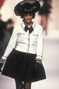 1521613468_Chanel1991HauteCouture7.thumb.jpg.8fa0042b0fa7b63efff6ae8595927d66.jpg