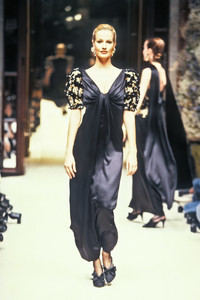 1542975411_Givenchy1993HauteCouture88.thumb.jpg.58c6539fadc7346b12eb4df53c2dac00.jpg