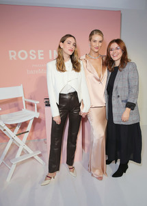 1544904342_RosieHuntingtonWhiteleyRoseIncbareMineralsRnAU5b7qaY0x.thumb.jpg.1c8b717a2f0508be3f45e25ffc2d821f.jpg