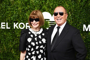 Anna+Wintour+God+Love+Deliver+Golden+Heart+_DI6IKIg7y5x.jpg