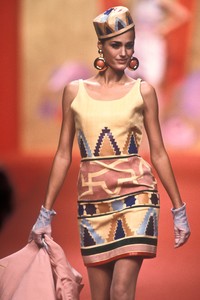 1614237971_Valentino1991HauteCouture46.thumb.jpg.37edca62d249cabf5d52e29693e68028.jpg