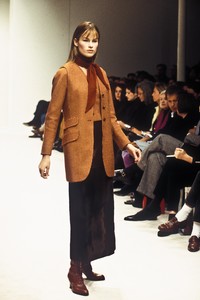 1633129681_Prada1993WomenRTW74.thumb.jpg.07d213550db6cbf6324f794bd33b5153.jpg