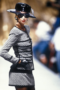 1664887219_Chanel1991HauteCouture10.thumb.jpg.784999e4699adcb385dac73666011bb3.jpg