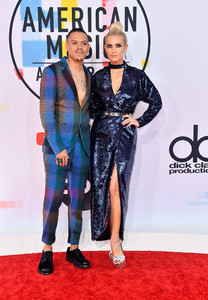 Ashlee+Simpson+2018+American+Music+Awards+Vley_RrQwKUx.jpg