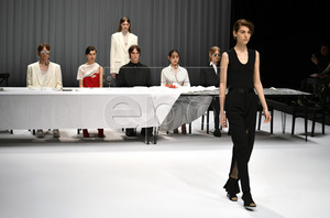 1727672034_DressedUndresseSS2019TOKYOFW2.thumb.jpg.693aa4edd28a7b06dbb724e215be23a9.jpg