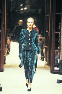 1732492980_Givenchy1993HauteCouture43.thumb.jpg.282f908b2d7c68454bfd54d8f0e33349.jpg