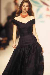 1758585060_OscardelaRenta1993WomenRTW65.thumb.jpg.b1cd8acfc0bdc1a62b1bba503ab1d2e0.jpg