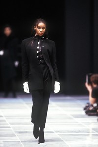 1794538882_Versace1986WomenRTW96.thumb.jpg.e44c5cec851ce4a1e073c7ed444002d3.jpg