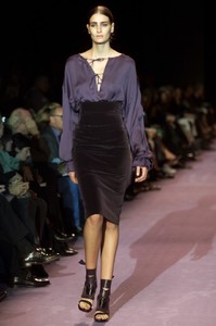 1812368696_YvesSaintLaurentFW2001PFW1.thumb.jpg.309324e0e02b5936216607c241451608.jpg