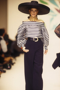 1881148784_OscardelaRenta1993WomenRTW75.thumb.jpg.e5288379c3dc68b91ecc4e9d8f18b836.jpg